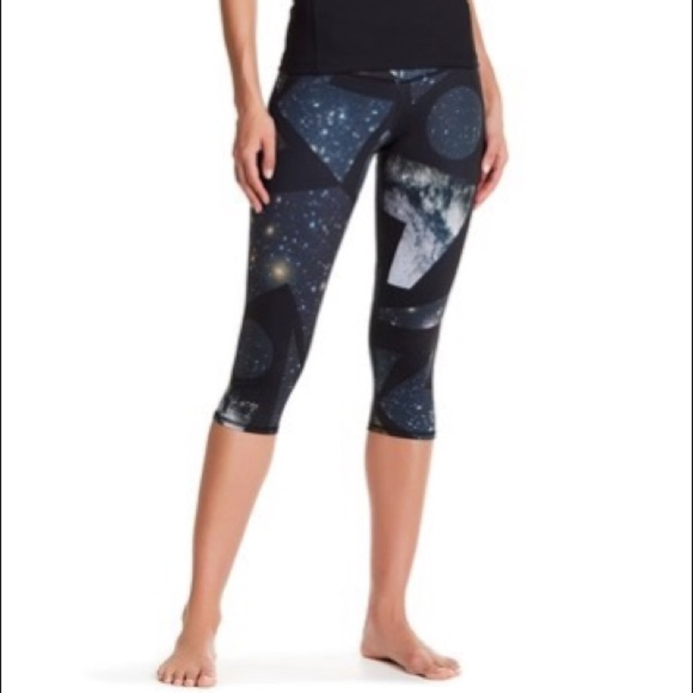Alo Airbrushed Performance Capris - image 1